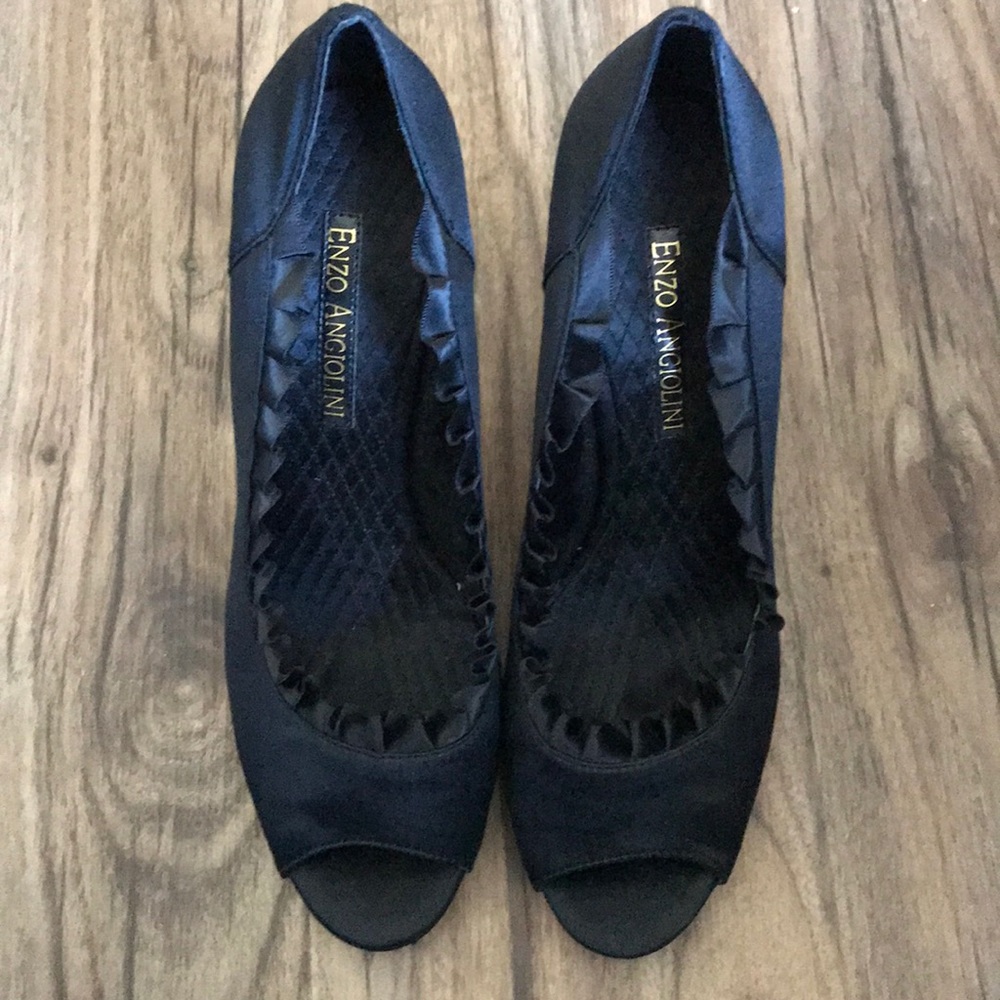 ENZO ANGIOLINI Satin Pumps